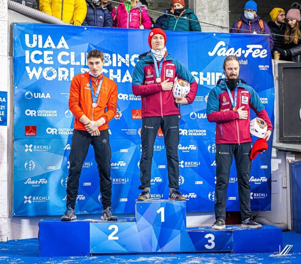 Les frères Ladevant posent sur le podium des championnats du monde d'escalade de cascade de glace