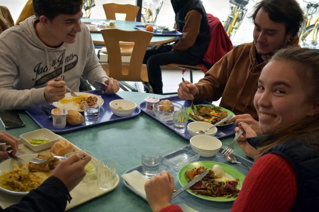 4 étudiant·es déjeunent en discutant pendant la Semaine VVerte de Grenoble