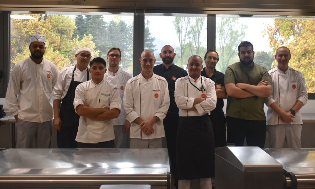 Photo de groupe avec l'équipe de cuisine du resto' u Diderot à grenoble