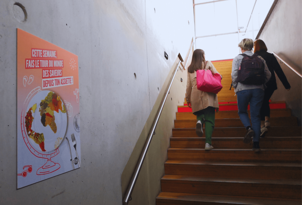 Des élèves montent les escaliers de leur restaurant universitaire