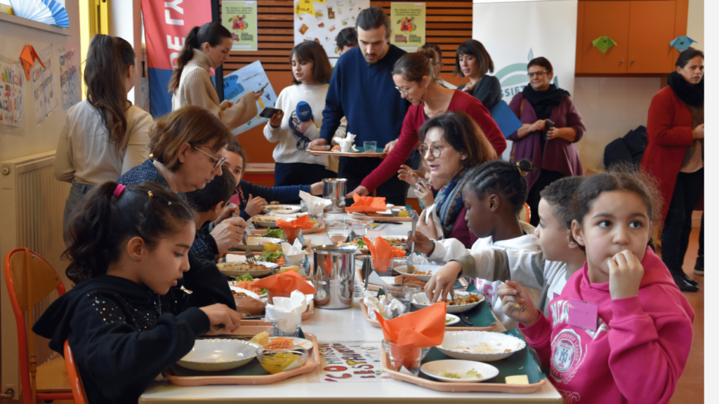 Elèves du primaire déjeunant végé à Lyon