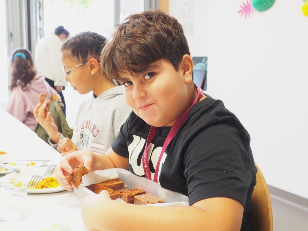 Enfant dégustant un brownie végétal