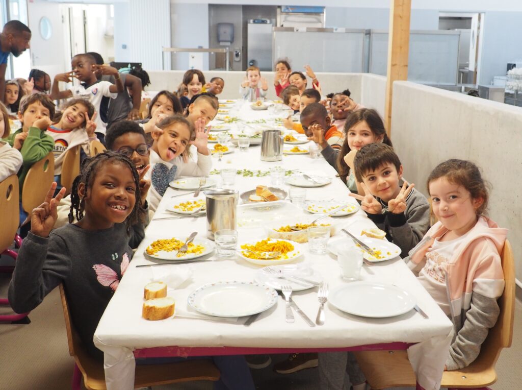 Enfants attablés à la cantine