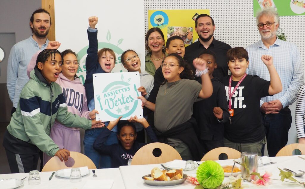 Groupe d'enfants et d'adultes célébrant le label Assiettes Vertes